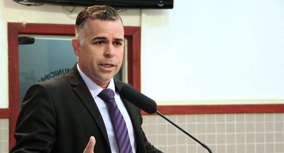 Luís Flávio cobra esclarecimentos sobre servidores excluídos da reforma administrativa