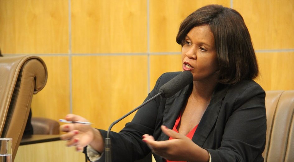 Márcia Santos solicita reparo em rede de esgoto e serviço de tapa-buracos para diversas regiões