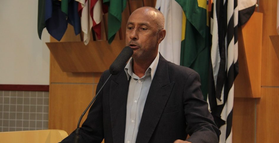 Paulinho dos Condutores questiona implantação e manutenção de painéis eletrônicos em pontos de ônibus