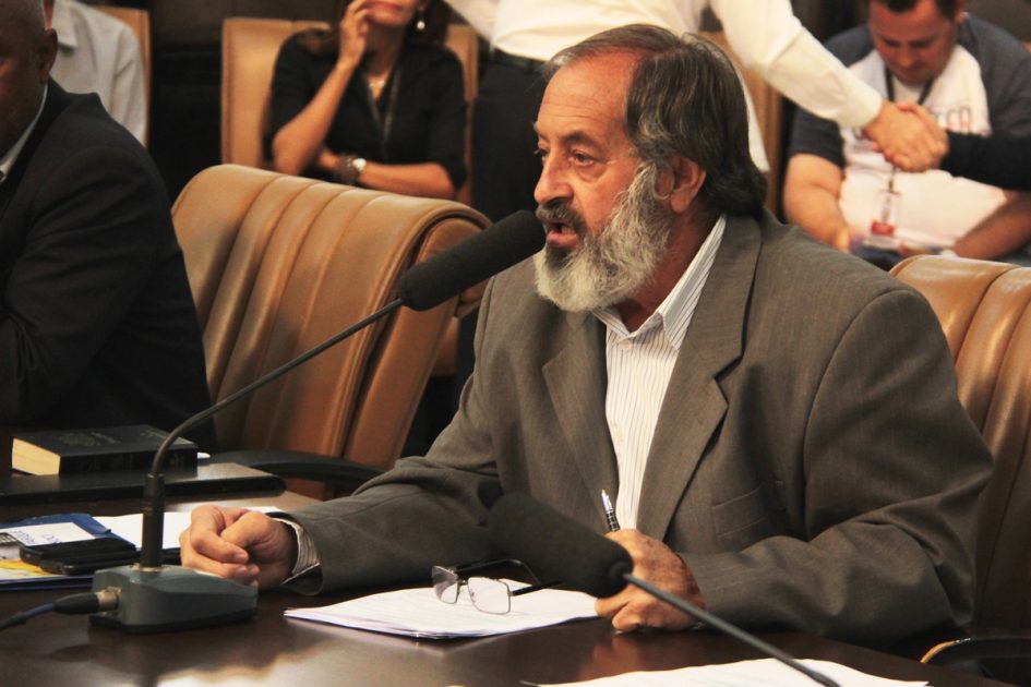 Valmir pede informações a respeito de terreno abandonado e pavimentação em vias da região leste