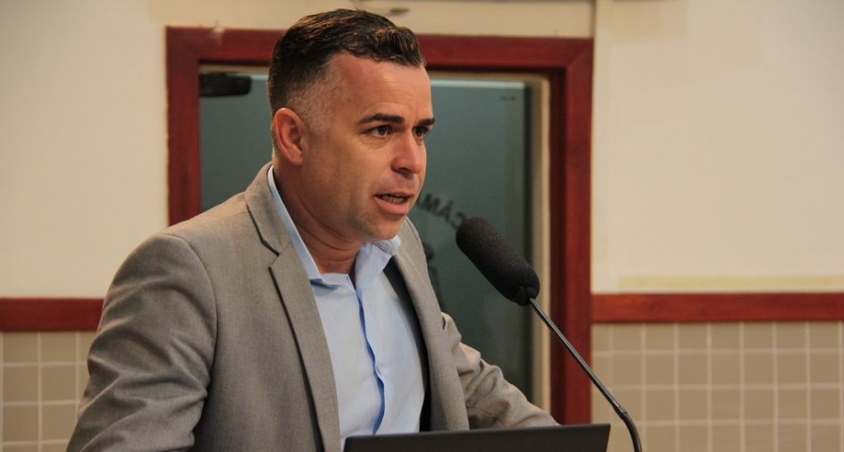 Luís Flávio questiona prefeito sobre propriedade terreno abandonado no Conjunto 1º de Maio