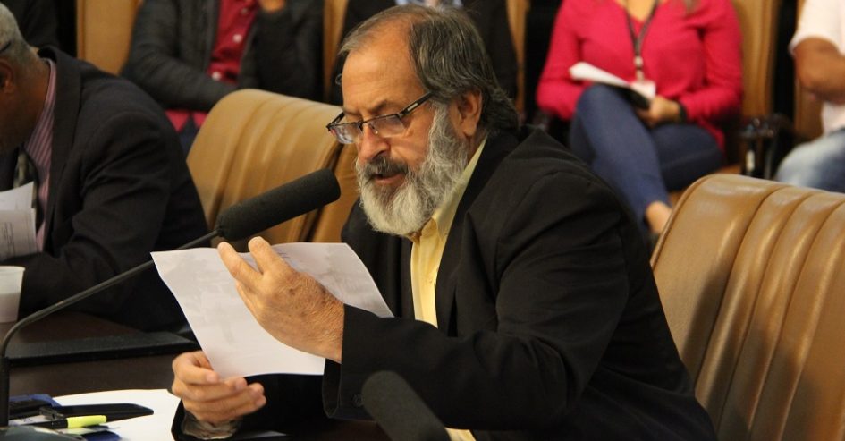 Valmir questiona prefeito sobre destino de feira popular no Parque Meia Lua