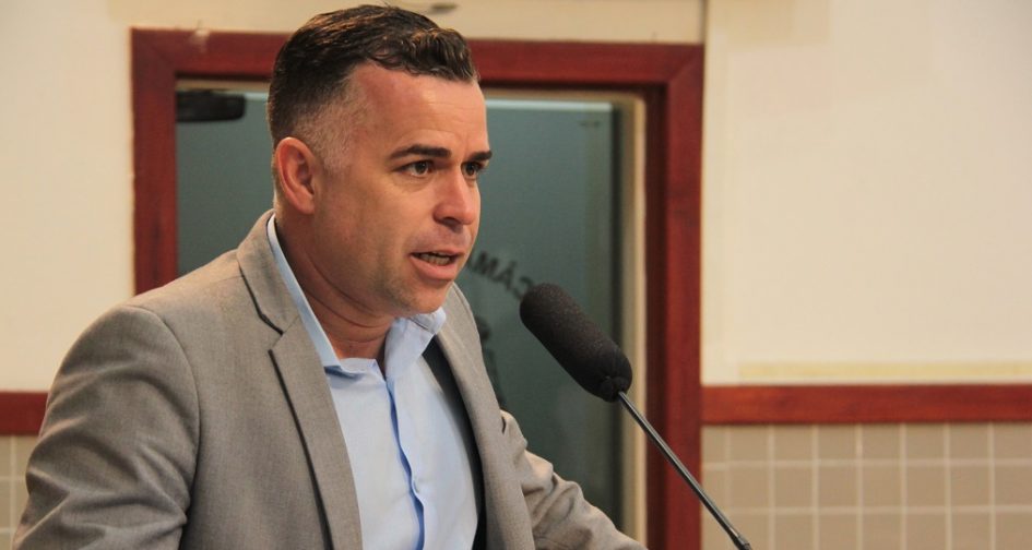 Luís Flávio questiona prefeitura sobre à diminuição de vagas em cursos profissionalizantes