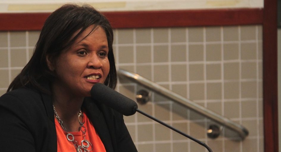 Márcia Santos indica medidas para acabar com transtorno em quadra de escola municipal