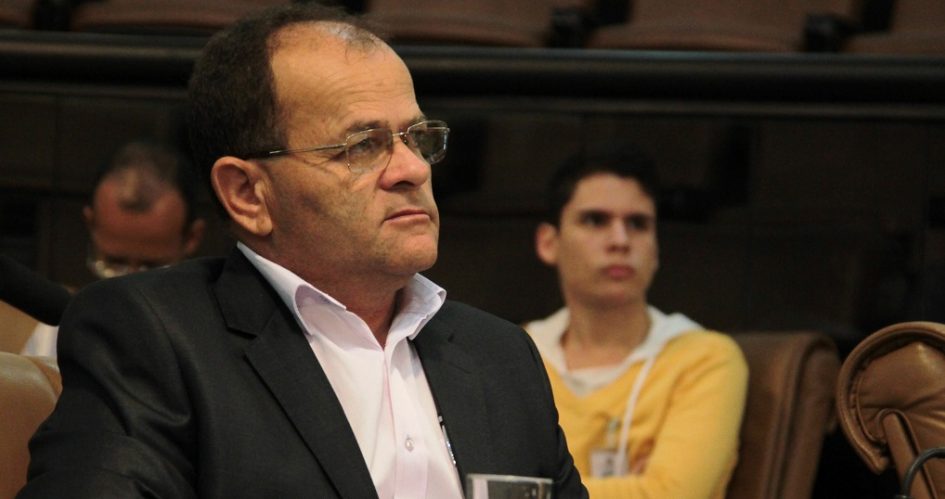 Juarez Araújo solicita serviço de poda a fim de evitar acidentes