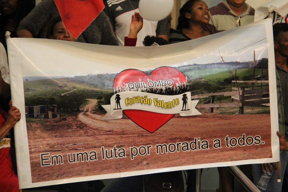 Em busca de terra regularizada, moradores do “Quilombo Coração Valente” protestam em sessão ordinária