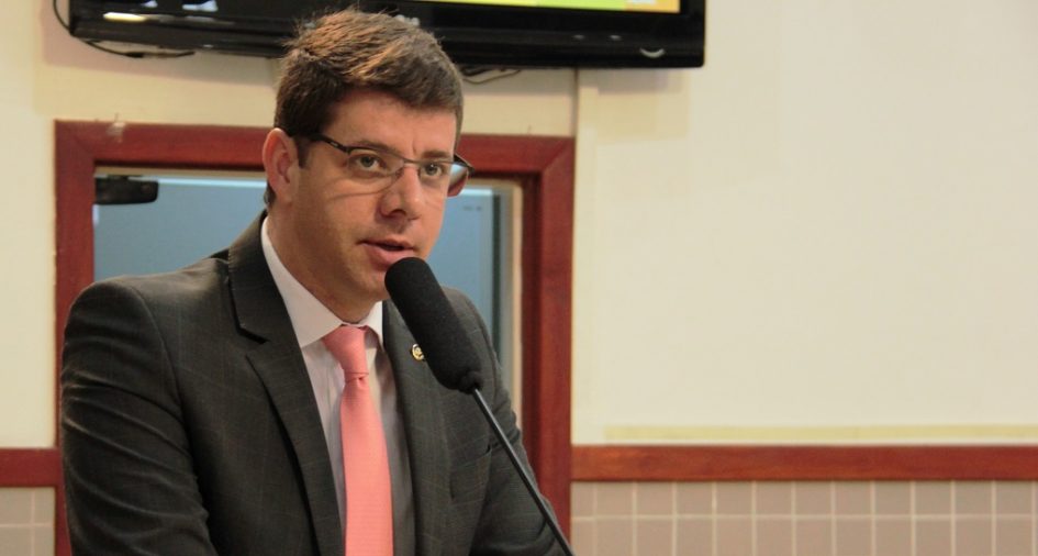 Abner quer proibição de estacionamento de caminhões e coberturas em pontos de ônibus