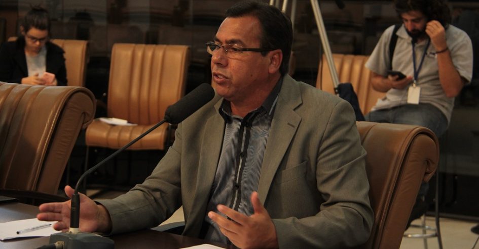 Arildo questiona Prefeitura sobre falta de baterias para aparelhos auditivos em Jacareí