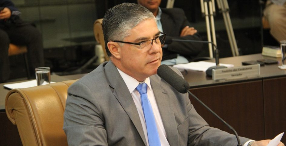 Fernando questiona intenção de Izaias de leiloar veículos inutilizados da Prefeitura