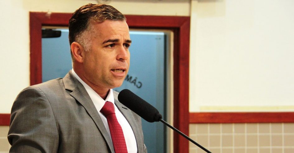 Luís Flávio indica limpeza de praça e conserto de vazamento em via pública de Jacareí
