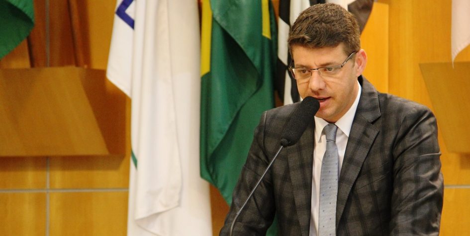 Abner apresenta ao prefeito pedidos por iluminação e mobilidade