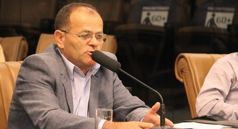 Juarez pede retire terra de barranco que se acumula em área do Parque Imperial