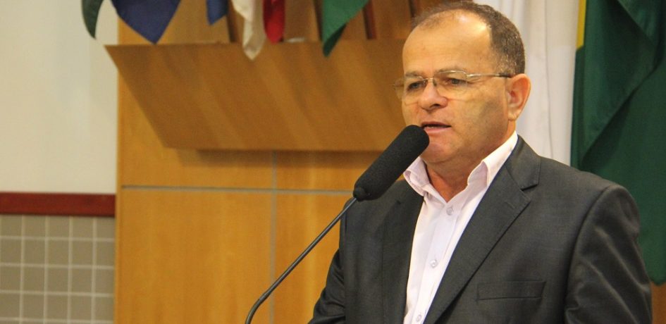 Juarez solicita mudança em sentido de rua e construção de piscinão