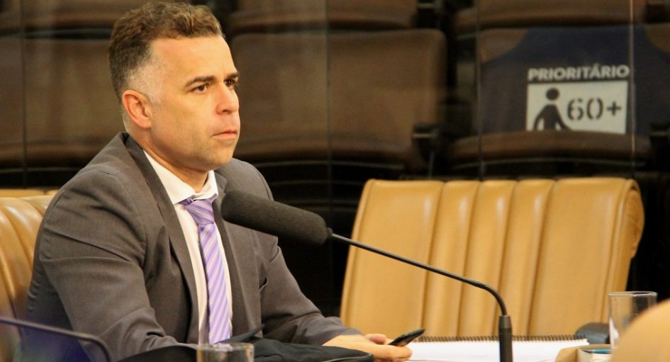 Luís Flávio requisita à prefeitura instalação de tela em bueiro no Cidade Salvador