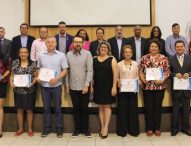 Vereadores homenageiam professores indicados por três escolas do município