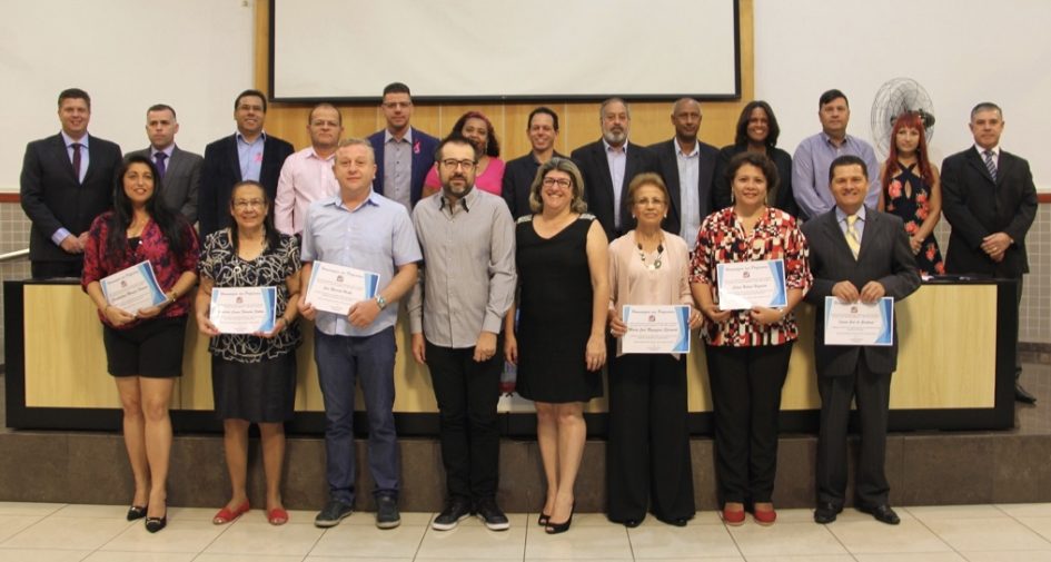 Vereadores homenageiam professores indicados por três escolas do município