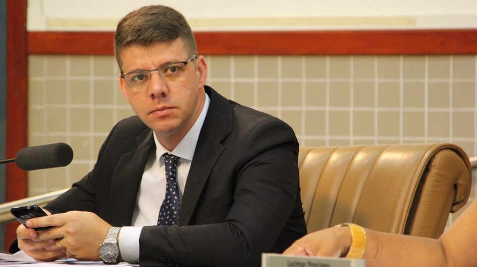 Abner indica troca de bloquetes por asfalto em via pública do Jardim Nova Esperança