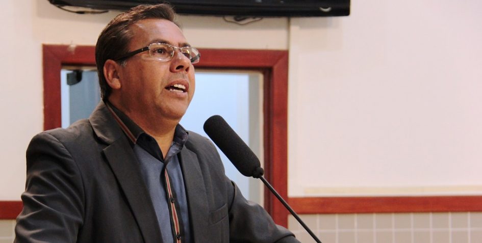 Arildo questiona material utilizado para revestimentos das piscinas dos EducaMais