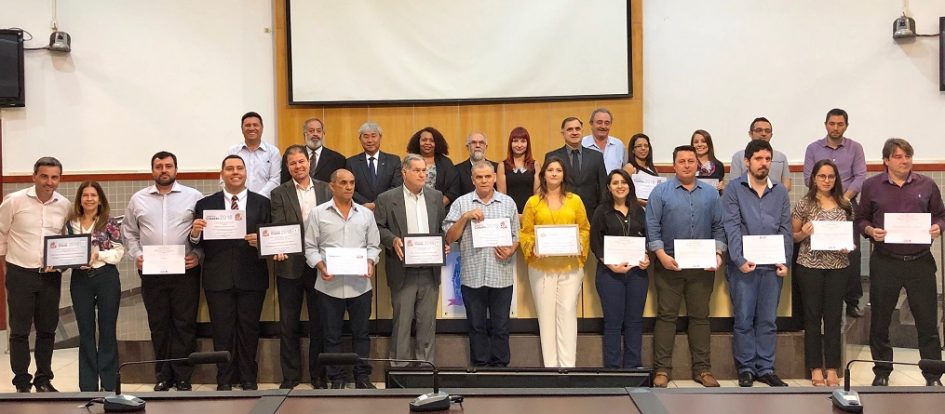Câmara Municipal homenageia atitudes cidadãs em empresas e funcionários