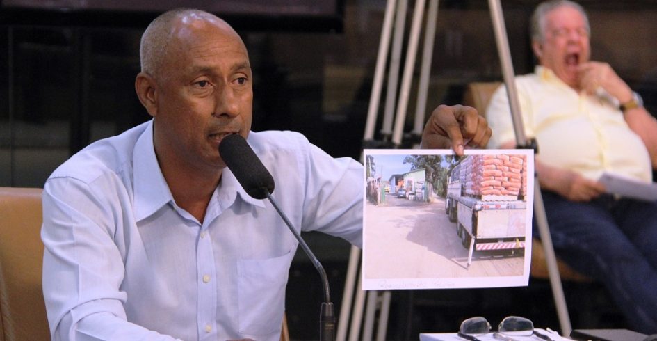 Paulinho dos Condutores questiona estabelecimento comercial que avançou área pública