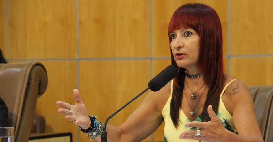 Sônia quer respostas em relação às rachaduras e catracas no Lamartine Delamare
