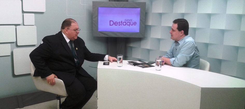 TV Câmara entrevista Rodrigo Cabrera, advogado e escritor do Vale do Paraíba