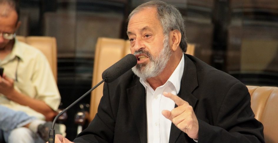 Valmir pergunta de quem é a responsabilidade por instalação de equipamentos de iluminação pública