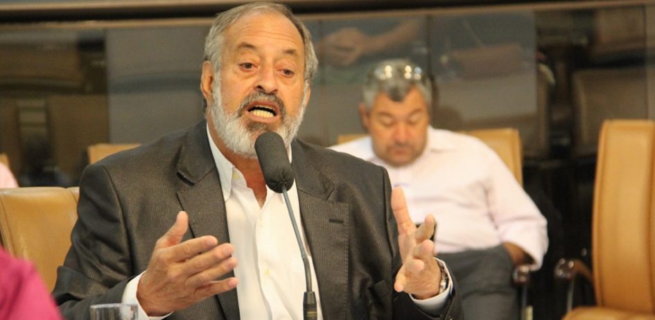 Valmir questiona falta de manutenção em banheiro público e em condomínios populares