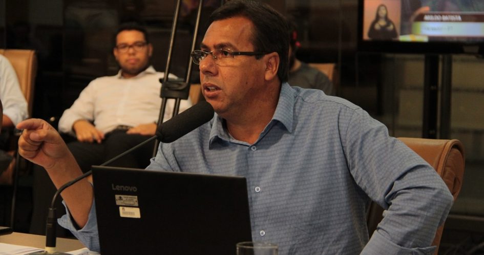 Arildo cobra prefeitura por limpeza de área pública no Jardim Liberdade