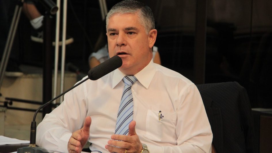 Fernando questiona prefeito sobre conclusão de obras no Jardim Esperança