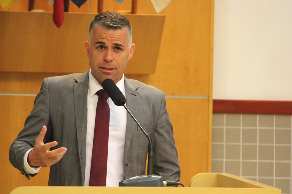 Flavinho solicita ao prefeito manutenções em vias e calçadas de Jacareí