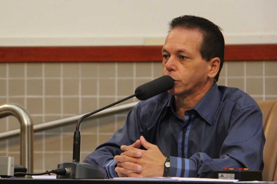 Paulinho pede mudança de ponto de ônibus na Euryale Jesus Zerbine no Bandeira Branca