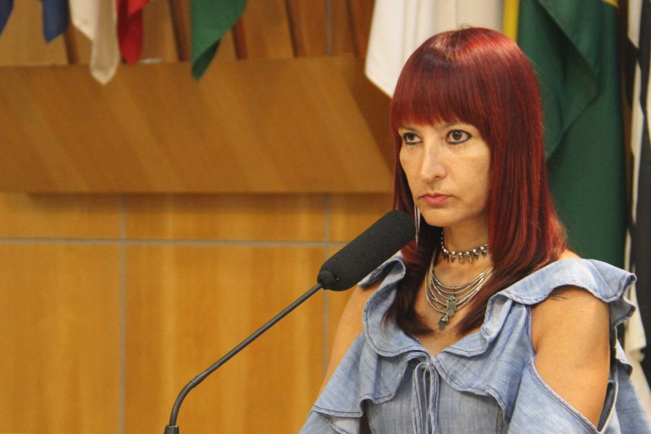 Sônia questiona motivo de falta de medicamentos na rede pública e demora na implantação do COI