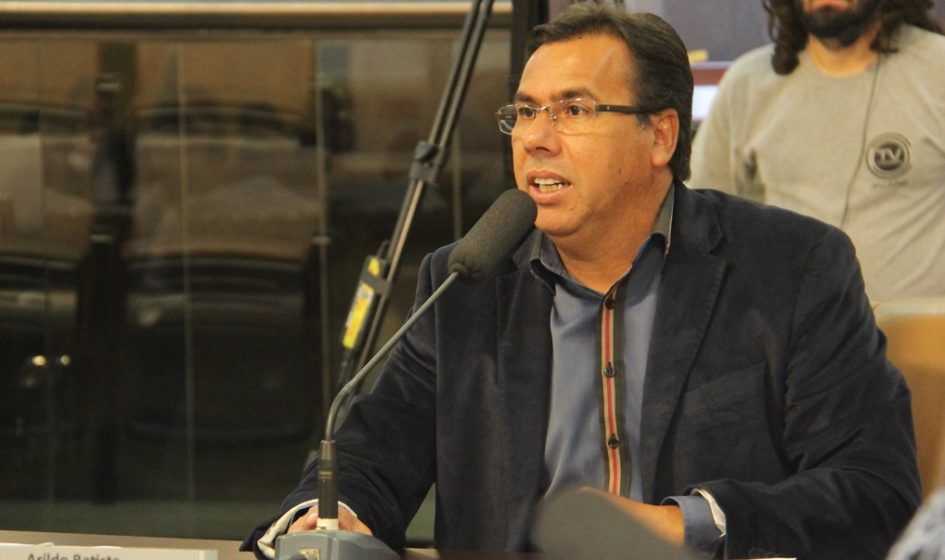 Arildo indica capina e limpeza do Córrego do Turi em trecho na Vila Guarani