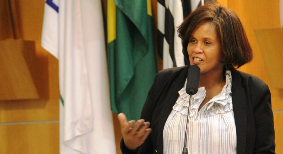 Márcia Santos indica capina e limpeza em quadra da Rua Zilda Arns, no Jardim Real
