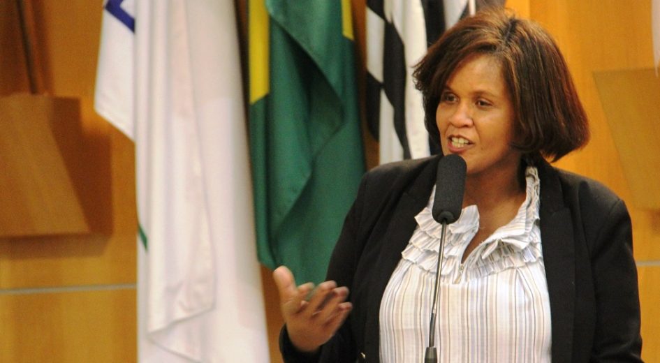Márcia Santos questiona prefeito sobre processos de regularização fundiária em Jacareí