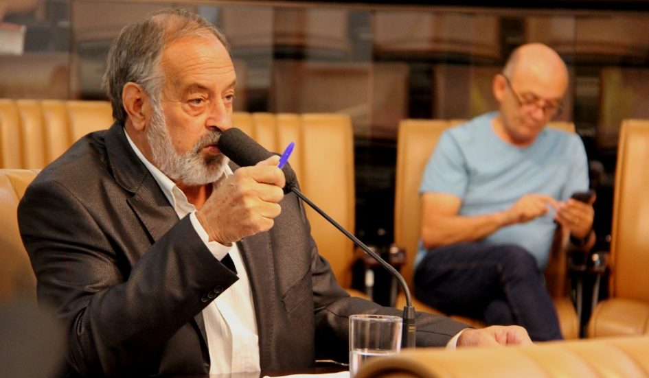 Valmir questiona prefeito sobre execução de Emendas Impositivas
