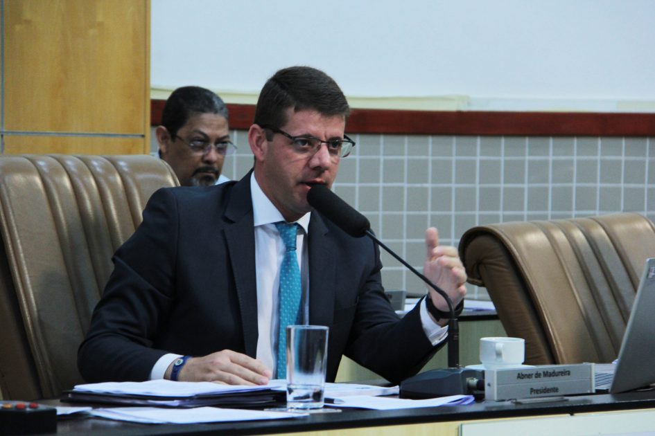 Abner indica serviços de capina e limpeza de viela no Cidade Nova Jacareí
