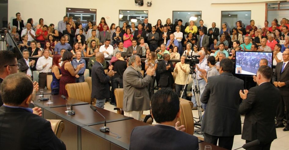 Câmara Municipal homenageia líderes comunitários em cerimônia solene