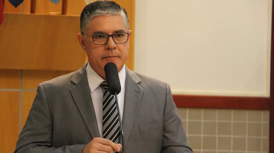Fernando questiona prefeitura sobre edificações próximas à canal e fim de atendimento psicológico no SIM