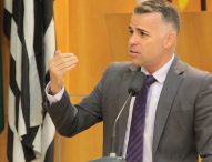 Luís Flávio questiona política de valorização do magistério da rede pública de Jacareí