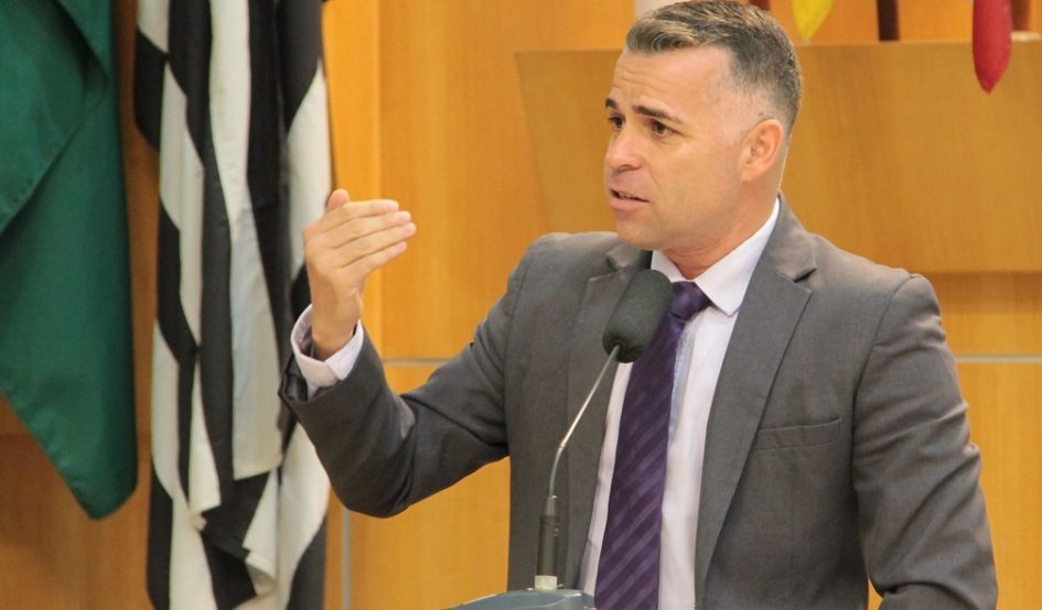 Luís Flávio questiona política de valorização do magistério da rede pública de Jacareí