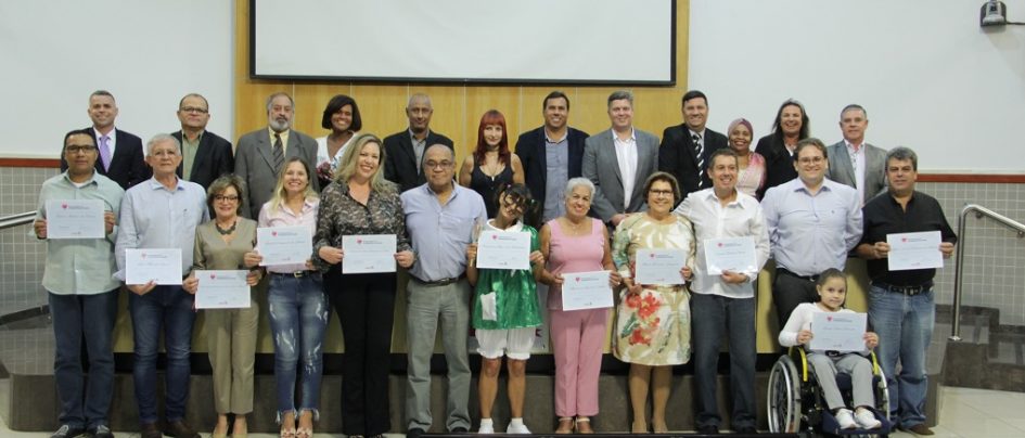 Profissionais da Saúde recebem homenagem dos vereadores em noite solene na Câmara de Jacareí