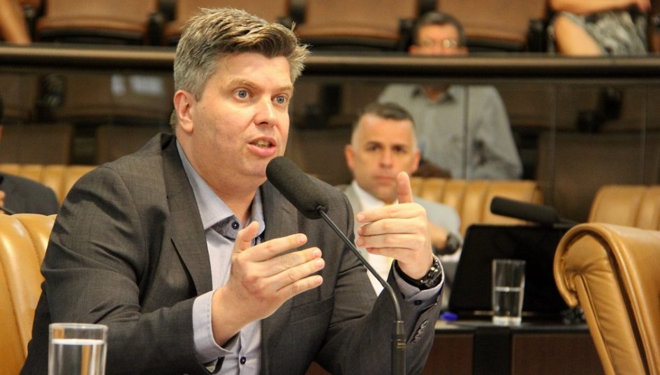 Rodrigo solicita que alunos da rede municipal provem uniformes antes da entrega