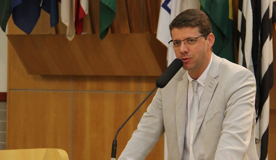 Abner indica manutenção ou troca de tampas de bueiro no Bandeira Branca