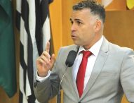 Luís Flávio volta a questionar plano de carreira de professores da rede municipal