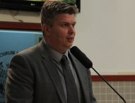 Rodrigo Salomon indica conserto de tampas de bueiros em rua da Vila Zezé