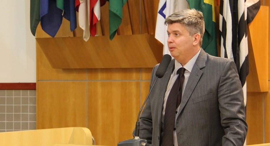 Rodrigo Salomon indica reparos em acostamento da Avenida Humberto Castelo Branco