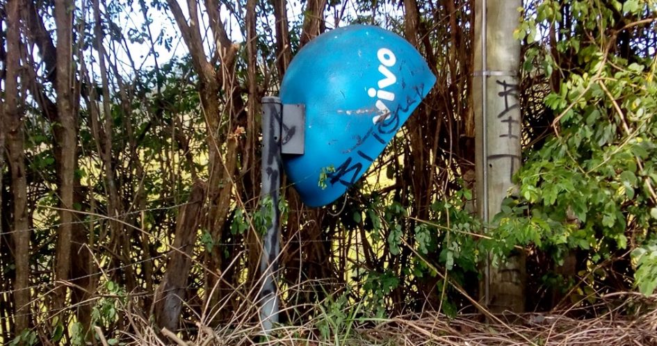 Arildo pede remoção de telefone público em matagal na Estância Porto Velho