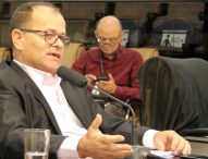 Juarez questiona falta de remoção de árvore que está prejudicando construções